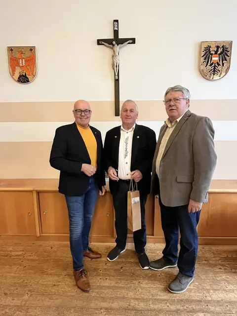 Gratulationen zum 70. Geburtstag: Bürgermeister Georg Rosner, Peter Bernhard und Ortsvorsteher Werner Miertl | Foto: Stadtgemeinde Oberwart