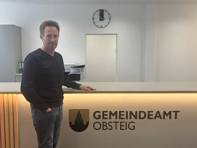 Bürgermeister Erich Mirth präsentiert stolz die gelungene Modernisierung des Gemeindeamtes. | Foto: Perktold