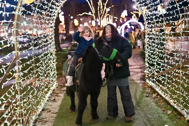 Ella und Manuela im Welser Lichtertunnel.