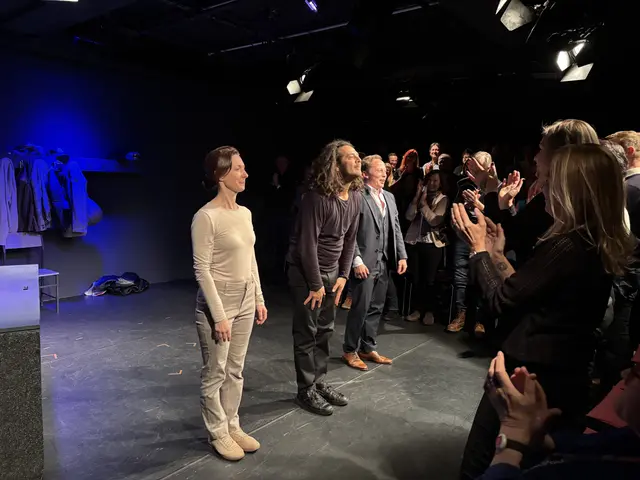 Lisa Billicsich, Okan Cömert und Ingo Paulick nach der Premiere  | Foto: Birgit Gehrke