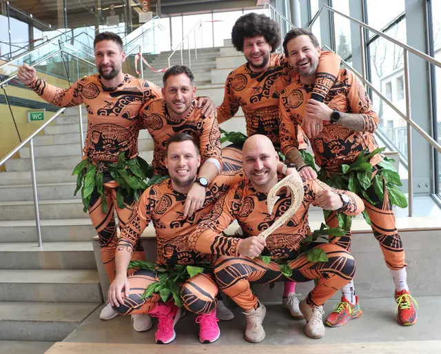 Die Aloha Dodgers waren eine Augenweide. Bevor es zum Match ging, ließen die Herren ihr Blätterröckchen fallen.  | Foto: Edith Ertl