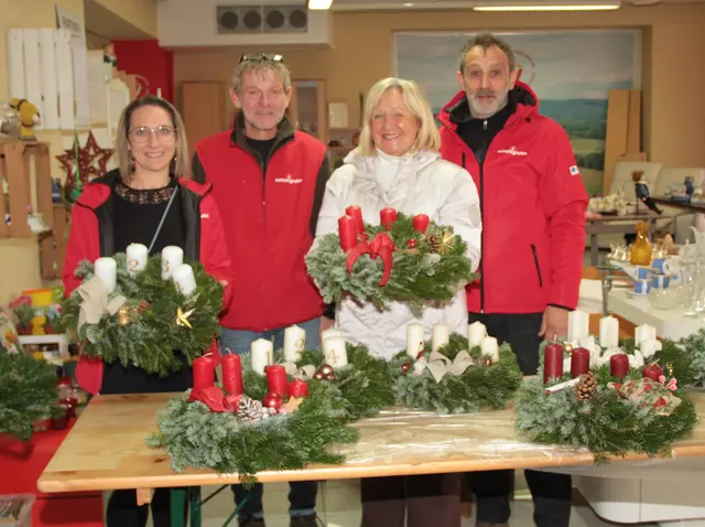 Viele fleißige Hände der Mitarbeiterinnen und Mitarbeiter sowie ehrenamtlichen Helferinnen und Helfer, wie Barbara Halper (Mi.) bastelten wunderschöne Tür- und Adventkränze für den Adventmarkt. | Foto: Peter Seper