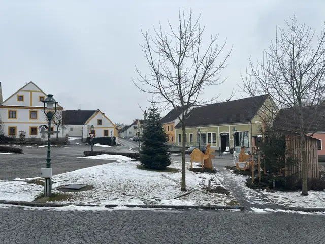 Der zentrale Marktplatz von Windigsteig. Zu sehen ist das Gemeindeamt (moosgrünes Gebäude). | Foto: Daniel Schmidt