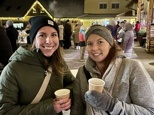 Diese Damen lassen sich einen wärmenden Almkaffee schmecken. | Foto: MeinBezirk/Angelika Brunner