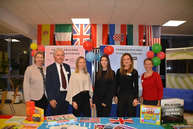 Lehrkräfte und Schülerinnen und Schüler präsentierten in mehreren Räumen Inhalte aus Wirtschaft, Sprachen und Allgemeinbildung. | Foto: Rosenberger Victoria