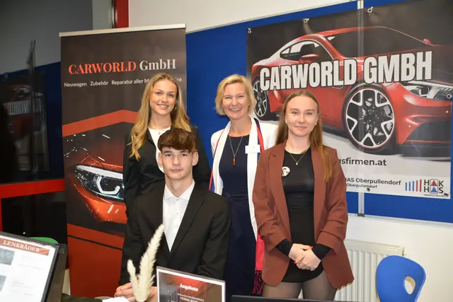 Besucherinnen und Besucher konnten beim Abend der offenen Tür Rechnungen für fiktive Produkte erstellen lassen – wie hier beim "Unternehmen CarWorld GmBH" ein Beispiel aus dem kaufmännischen Unterricht. | Foto: Rosenberger Victoria