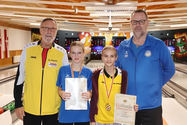 U15 weiblich: Magdalena Leitner (rechts) gewann mit 442 Kegel um 2 Kegel vor Lara Geier