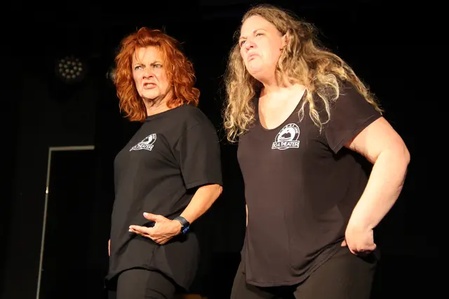 Wie köstlich Improvisationstheater sein kann, zeigen Ella Ulrich (links) und Mel Puchler am Freitag, dem 28. November, im Rauchwarter Feuerwehrhaus. | Foto: Wolfgang Schweighofer