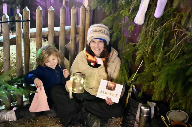 Ella und Helga mit Spendenbox. Merci wurde von einer Welserin überreicht.  