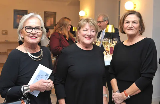 Im Foyer des Stadttehaters trafen sich die "First Ladies" aus Politik und Medien. Elfie Schneeberger, Gattin des Wiener Neustädter Bürgermeisters, Gerda Stocker, Kanzlergattin, und Hermine Gebhart, Frau des Kurier-Chefredakteurs. | Foto: Sascha Trimmel, NLK Pfeiffer