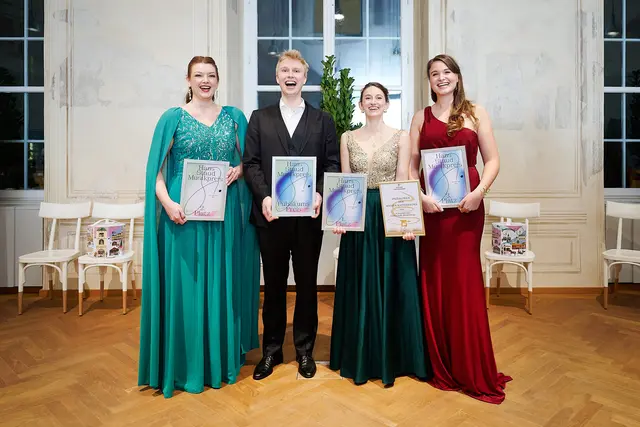 Die Preisträger des 4. Hans Staud Musikpreises v.l.: Taylor Haines (Platz 2 Jury), Markus Auerbach (Platz 3 Jury und Publikum), Anita Giovanna Rosati (Platz 1 Jury und Kaffeesieder), Verena Kronbichler (Platz 3 Jury) /  | Foto: Sabine Klimpt