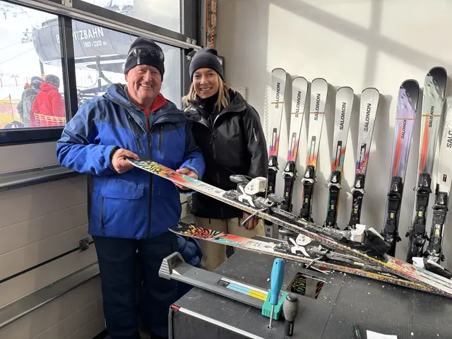 Franz Digruber und seine Kollegin sorgen mit Salomon Skiern für Pistenspaß.