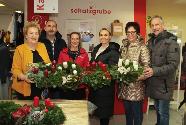 Es war ein gelungener Vormittag in der "Schatzgrube Großpetersdorf" mit Volkshilfe-Präsidentin Verena Dunst, Cornelia Halper und Gemeinde-Vertreterinnen und Vertreter beim Adventmarkt der Schatzgrube. | Foto: Peter Seper