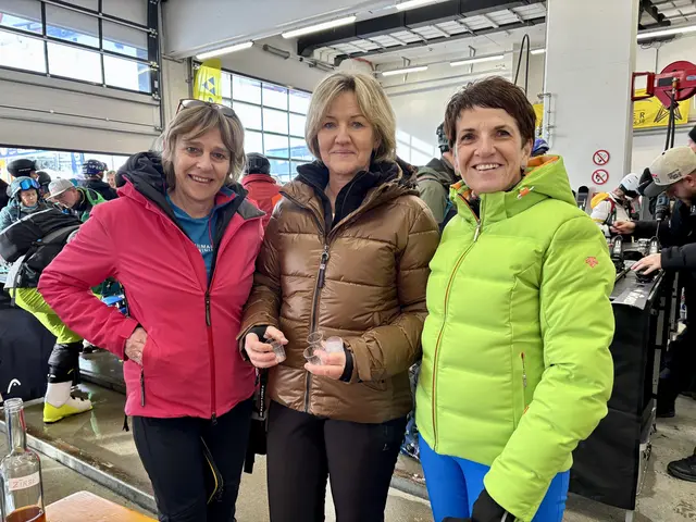 Lore Überbacher, Anita Reininger und Renate Lechner empfingen die Gäste mit einem "Zirberl"