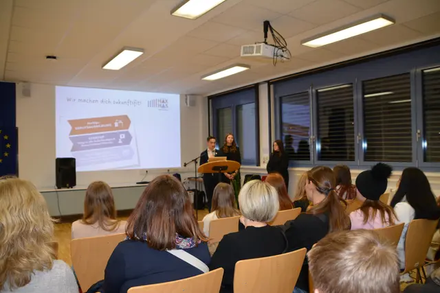 Die Lernenden der HAK/HAS stellten die Ausbildungsmöglichkeiten und Projekte in professionellen Vorträgen vor. | Foto: Rosenberger Victoria