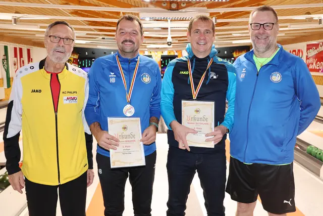 Herren Senioren Ü-50: Günter Gutzelnig (2. v. Rechts, BSK Kelag) gewann vor Hannes Bergner (KSK Klagenfurt-Magdalensberg). Bronze ging an Hannes Dominikus (BSG Ktn. Landesregierung), der für die Siegerehrung entschuldigt war.