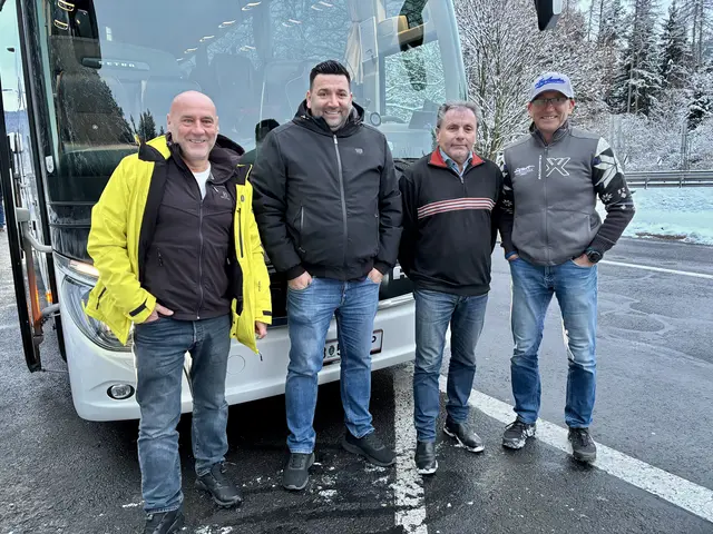 Die Reiseleiter Heli und Peter mit den beiden Bus-Chauffeuren der Firma Weiss