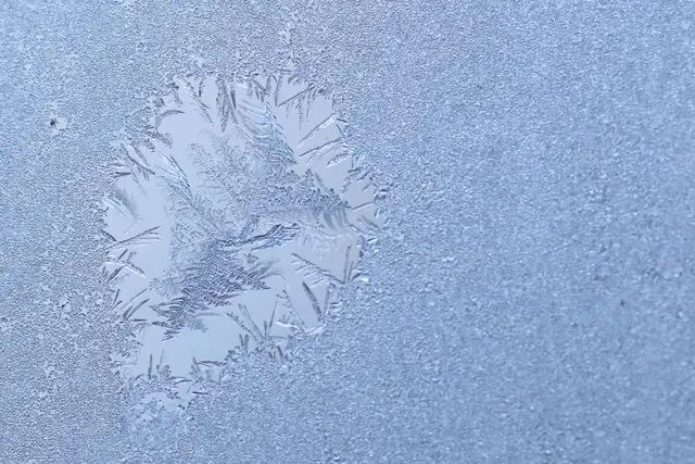 .....dieser erste, frostige  "TANNENZWEIG aus EIS"
 kündigt wohl schon 🎄Weinachten an.