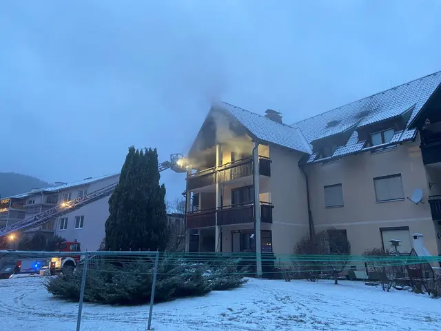 In einer Wohnung eines Reihenhauses brach Freitagnachmittag ein Brand aus. Schuld dürften noch glühende Zigaretten in einer Blechdose gewesen sein. | Foto: BFVMZ/Gamsjäger