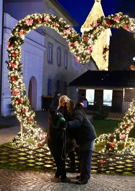 Ella und Manuela vor dem beleuchteten Herz. 