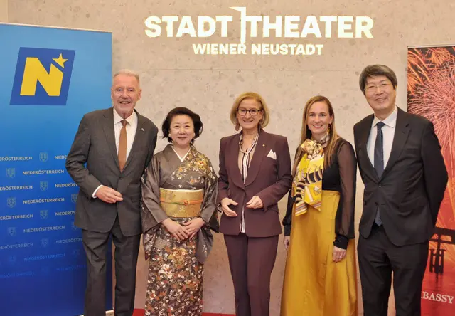 Wiener NeustadtsBürgermeister Klaus Schneeberger, die Gattin des japanischen Botschafters in Österreich Tomomi Iwama, Landeshauptfrau Johanna Mikl-Leitner, die Geschäftsführerin des Stadttheater Wiener Neustadt Maria Großbauer und der japanische Botschafter Kiminori Iwama (v. l. n. r.)  | Foto: Sascha Trimmel, NLK Pfeiffer