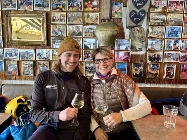 Stoßen auf den gelungenen Skitest an: Oliver Überbacher und Brigitte Gady