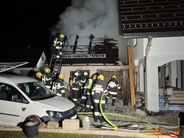 55 Feuerwehrleute konnten ein Übergreifen des Brandes auf das Wohnhaus verhindern. | Foto: FF Maria Lankowitz