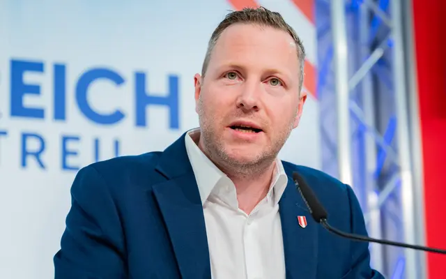 Michael Schnedlitz (FPÖ) stellt infrage, ob sich Schellhorn an das Einkommens- und Berufsverbot für Staatssekretäre halte. Eine Trennung zwischen dem Unternehmer und Regierungspolitiker habe es nie gegeben. (Archiv) | Foto: APA-Images / SEPA.Media / Isabelle Ouvrard