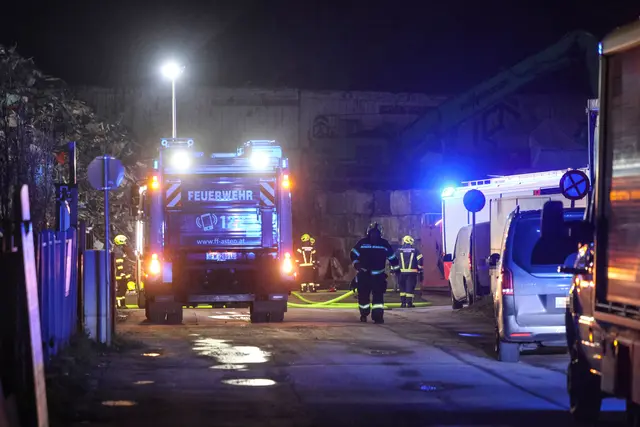 In Asten ist es am Abend des 22. November 2025 zu einem Brand auf einem Schrottplatz gekommen, ausgelöst vermutlich durch einen falsch entsorgten Akku. | Foto: laumat.at/Matthias Lauber