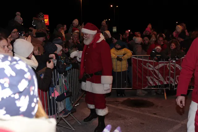 Der Weihnachtsmann begeisterte die Kids. | Foto: Walter Kellner