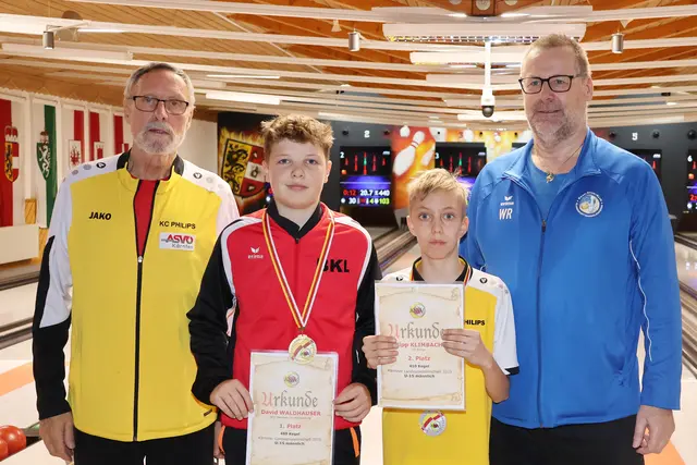 U15 männlich: David Waldhauser (links) gewann mit 489 Kegel vor Philipp Klimbacher