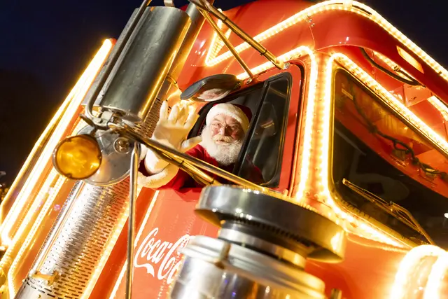 Der Coca-Cola Weihnachtsmann begeisterte in Gmunden. | Foto: Martin Steiger