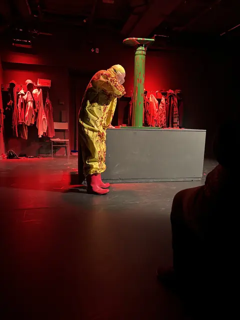 Das Stück beginnt blutrünstig.  | Foto: Birgit Gehrke