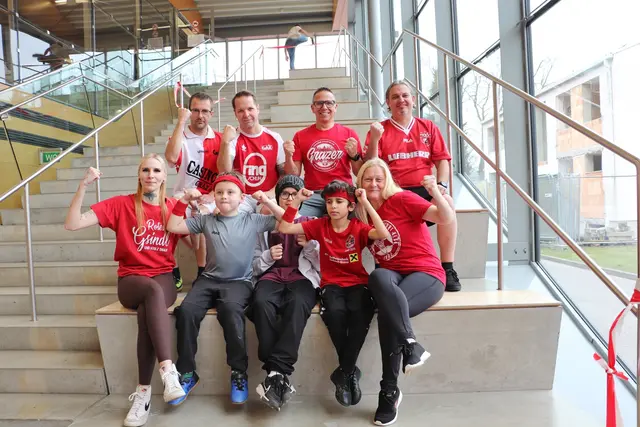 Die roten Anhänger zeigten Muskelkraft | Foto: Edith Ertl