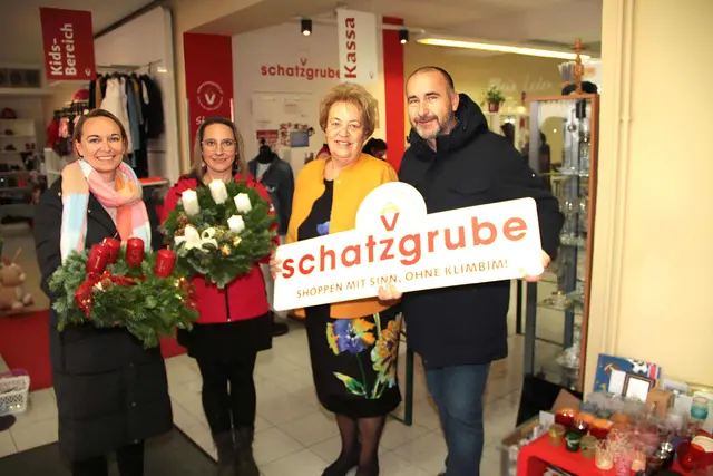2. VizeBgm. Olivia Kaiser, Projektleiterin Cornelia Halper, Volkshilfe-Präsidentin Verena Dunst und Bgm. Harald Kahr freuen sich über den großartigen Erfolg des Adventmarktes in der "Schatzgrube Großpetersdorf". | Foto: Peter Seper