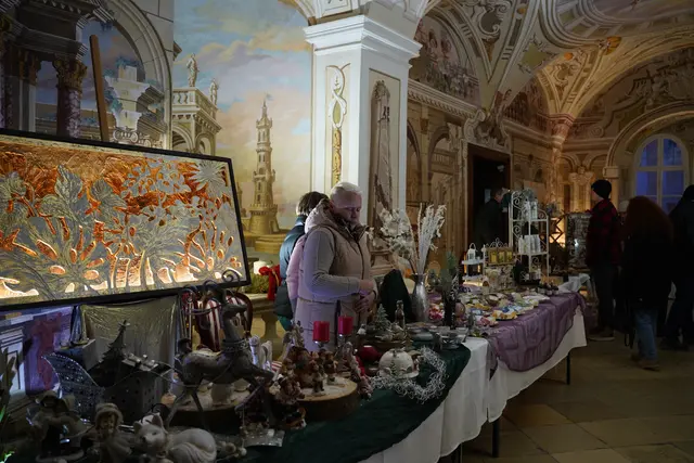 Eine Ausstellung im barocken Gemäuern hat besonderes Flair. | Foto: Evi Leutgeb