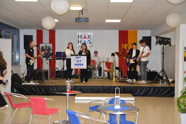 Die musikalische Begleitung übernahm die Schulband der HAK/HAS Oberpullendorf. | Foto: Rosenberger Victoria