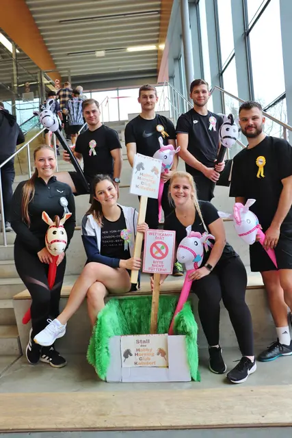 Mit aufblasbaren Steckenpferden samt Stall ritt der Hobby Horsing Club ein | Foto: Edith Ertl
