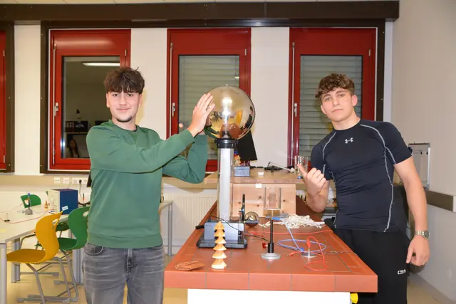 Im Physiksaal und Biologiesaal wurden Experimente aus dem regulären Unterricht vorgeführt. | Foto: Rosenberger Victoria