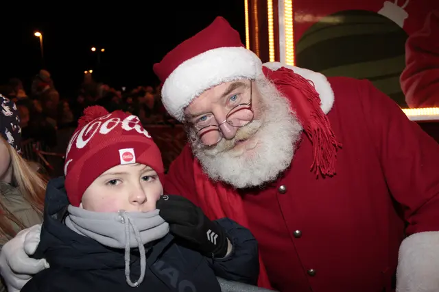 Simon bekam ein Foto mit dem Weihnachtsmann. | Foto: Walter Kellner