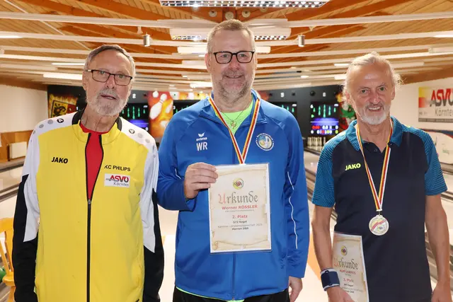 Herren Senioren Ü-60: Sieger Christian Wieltschnig (VAS Villach) war entschuldigt, Werner Rössler (Bildmitte, KSK Klagenfurt-Magdalensberg holte Silber vor Kurt Lobnig (rechts, BSK Kelag). Links im Bild Oberschiedsrichter Norbert Leitner