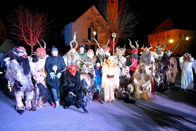 Ein richtiger "Auflauf" an Krampusen war in Sigmundsherberg zu sehen. | Foto: Edi Poss