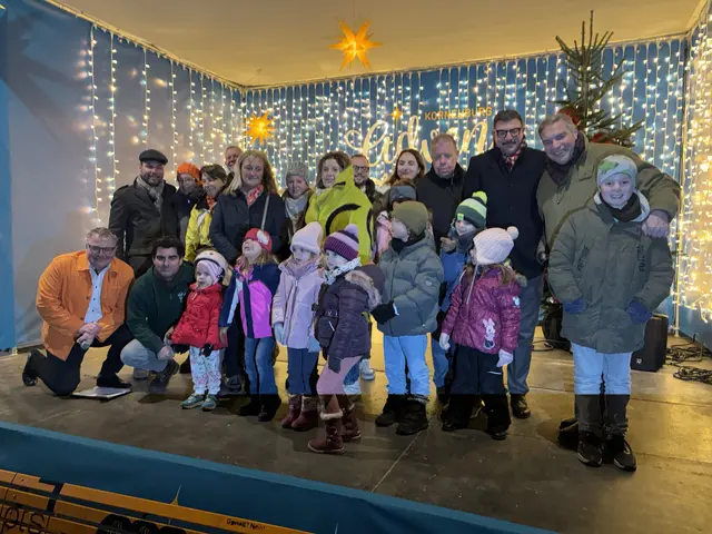 Jung und älter bei der Adventmarkt-Eröffnung mit der Kampagne "Orange the World".  | Foto: Wolfgang Ilkerl