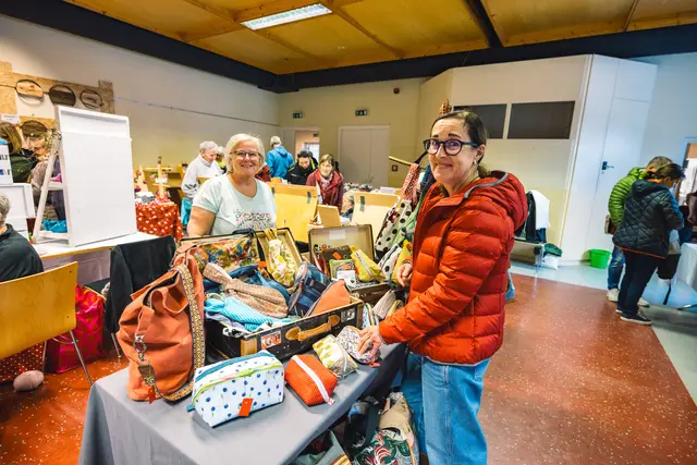 Angelika Meliss überzeugte mit ihren handgemachten Taschen die zahlreichen Besucher von dem detailreichen Handwerk.  | Foto: Pernsteiner
