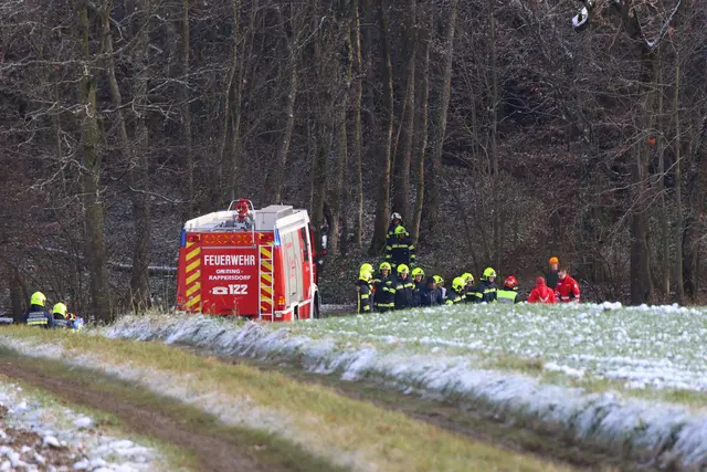 Eine Person war offenbar von einem Ast getroffen worden und musste aus unwegsamem Gelände gerettet werden.  | Foto: laumat.at/Matthias Lauber