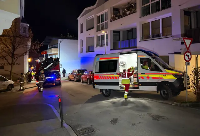 Ein Gasgeruch in einem Mehrparteienhaus in Schwaz sorgte Samstagabend für Aufregung und einen Großeinsatz der Einsatzkräfte. Das Gebäude musste von den örtlichen Feuerwehren vorsorglich geräumt werden.   | Foto: ZOOM.TIROL