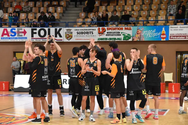 Auch die Panthers wurden von ihren Fans mit Applaus verabschiedet, diesen gaben die Spieler gerne zurück. | Foto: Michael Strini