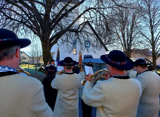 Die Ortsmusikkapelle Elixhausen umrahmte den Ewigkeitssonntag in ihrer Funktion als Siebenbürger Blasmusik in der traditionellen Tracht musikalisch. | Foto: Kurcz