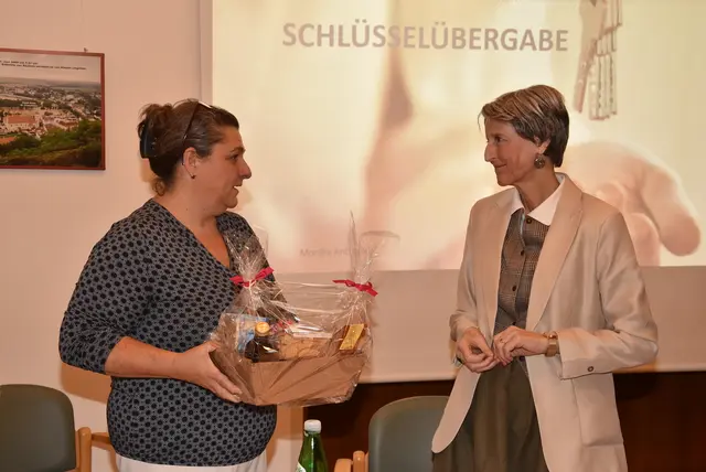 Die stellvertretende Geschäftsführerin Monika Antl-Bartl (links) bedankte sich bei Elisabeth Muhr für ihren Einsatz in der Direktion und Pflegedienstleitung des Hauses. | Foto: Julius Potzmann