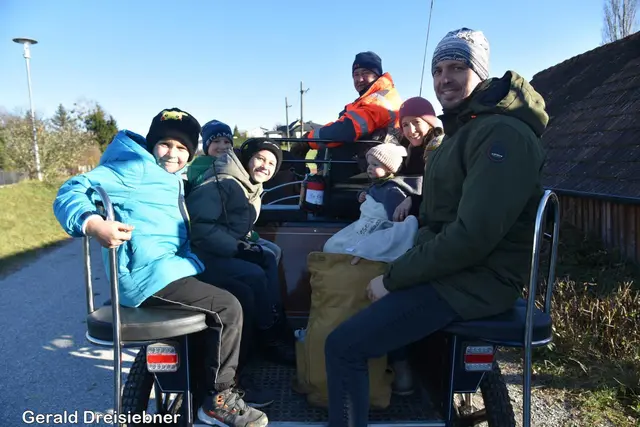 Gegen eine freiwillige Spende gab es eine Kutschenfahrt.  | Foto: Gerald Dreisiebner